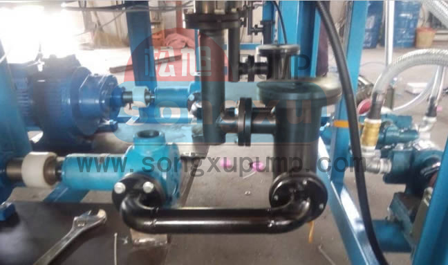 內(nèi)齒泵NB-106M,PU低壓發(fā)泡機(jī)案例現(xiàn)場